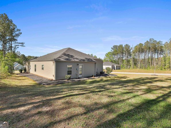 130 S Meadows Ridge Dr, Grantville, GA 30220