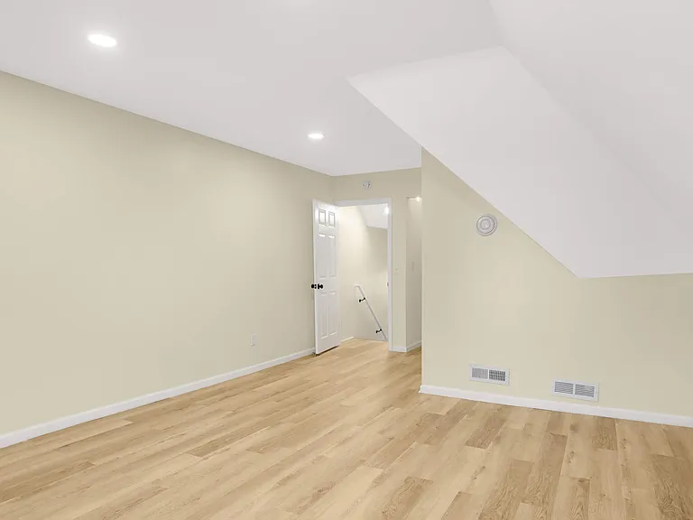 460 Beaumont St — Photo 2