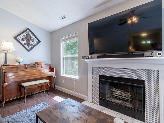4th image of 332 S Woodfield Ln