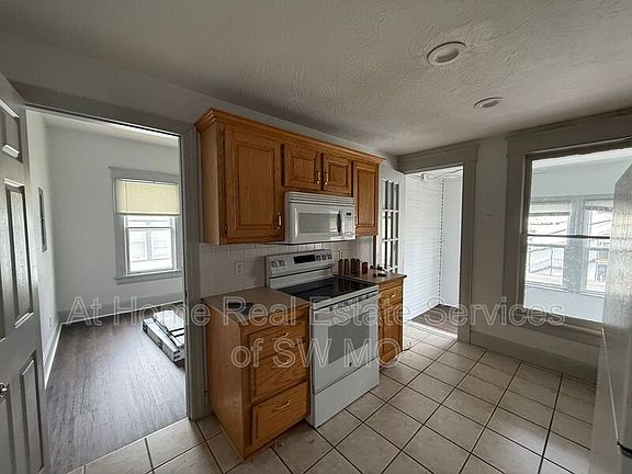 5th image of 1021 E Walnut St APT 2