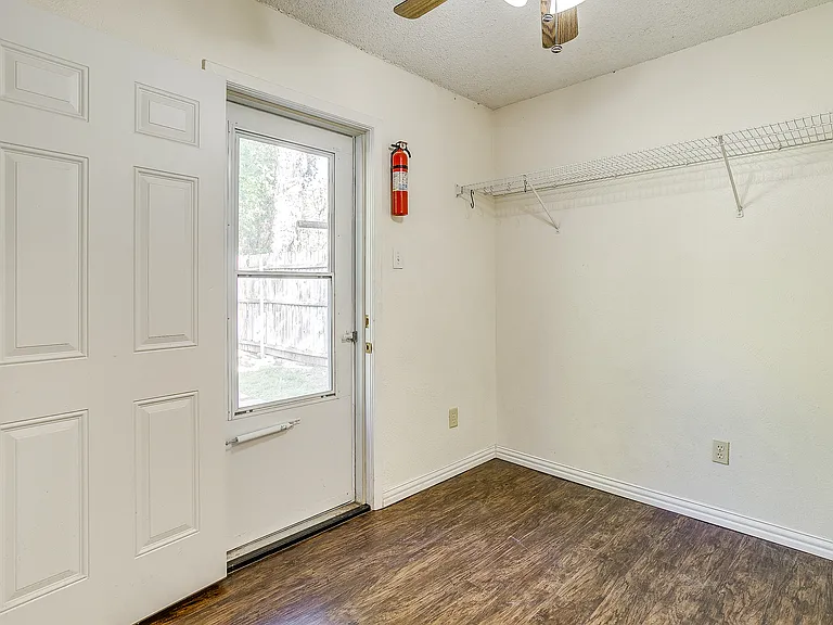 1104 Sproles Dr — Photo 17