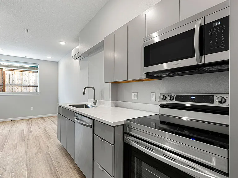 7150 N Greenwich Ave #5 — Photo 2