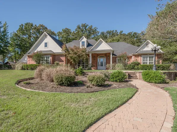 1419 Nottingham St, White Oak, TX 75693
