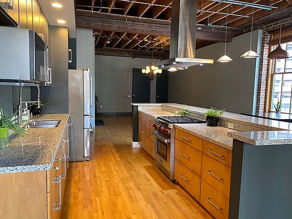 4th image of 1121-1123 Locust St #302