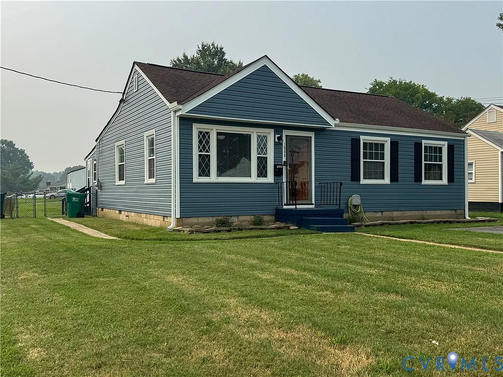 3 bed, 1.0 bath, 992 sqft, $2,041 — Photo 2