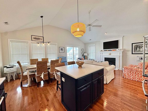 4th image of 902 2nd St #2