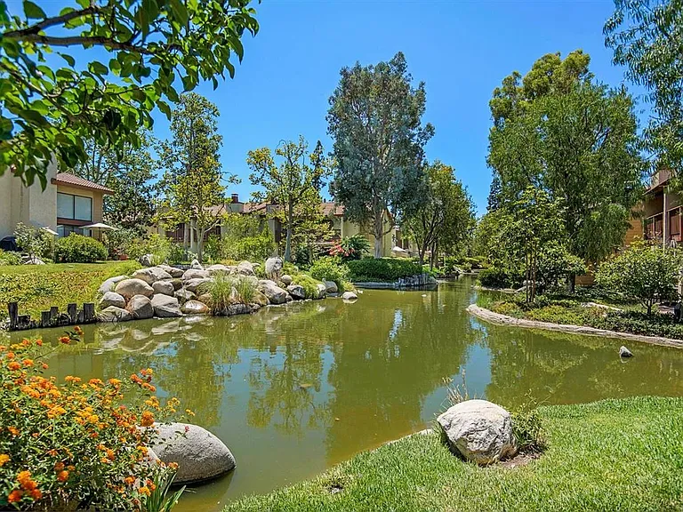 5760 Owensmouth Ave — Photo 11
