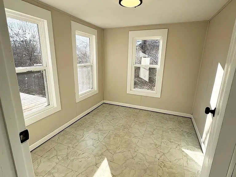 222 N Lee Ave — Photo 10