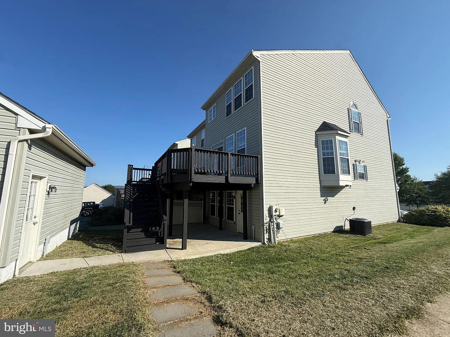 4 bed, 3.0 bath, 2572 sqft, $2,350 — Photo 2