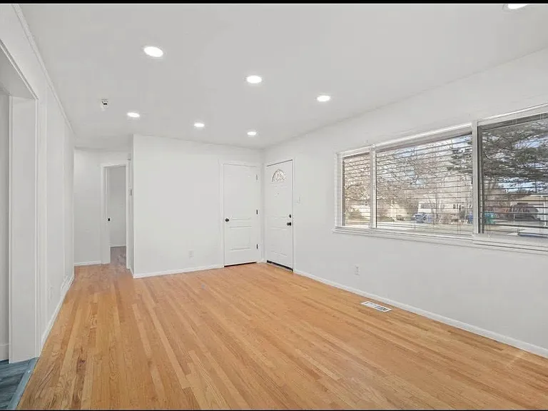 446 E Mountain View Dr — Photo 2