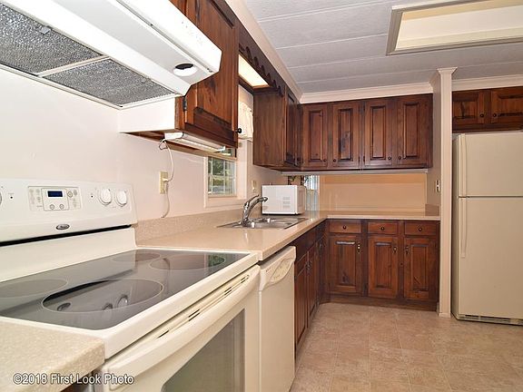 4th image of 73 Holiday Ct