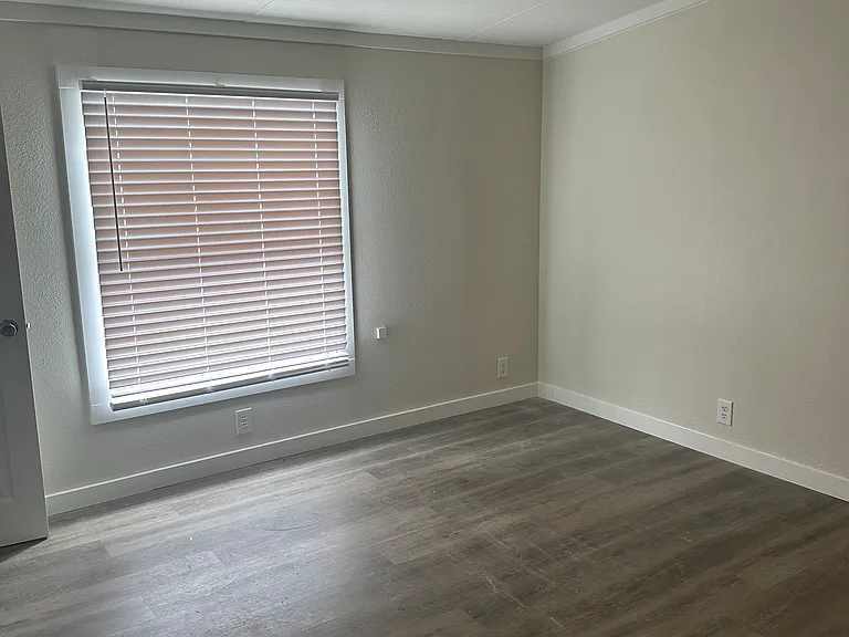 2042 Daisy Lou — Photo 12
