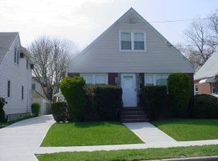 629 Albert St, New Hyde Park, NY 11040