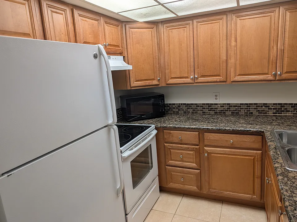 2765 Woodgate Ln #203