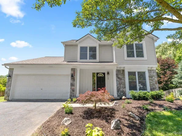 445 Cherry Hills Ct, Oxford, MI 48371