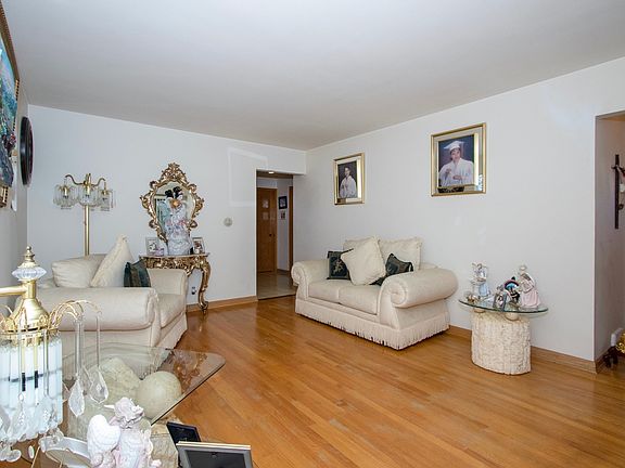 5th image of 6035 W Montrose Ave