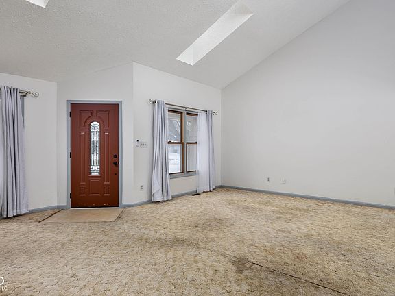 5th image of 215 Black Maple Ct