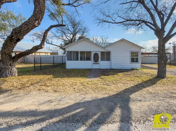 220 N Broadway St, Mertzon, TX 76941