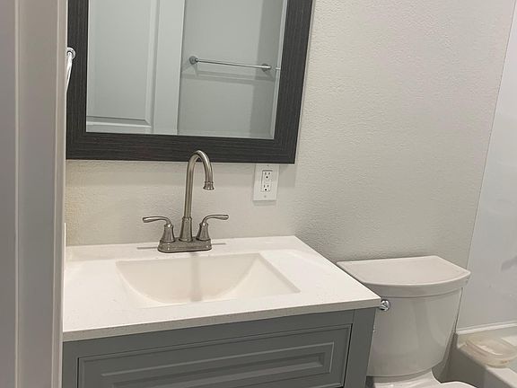 4th image of 834 London St