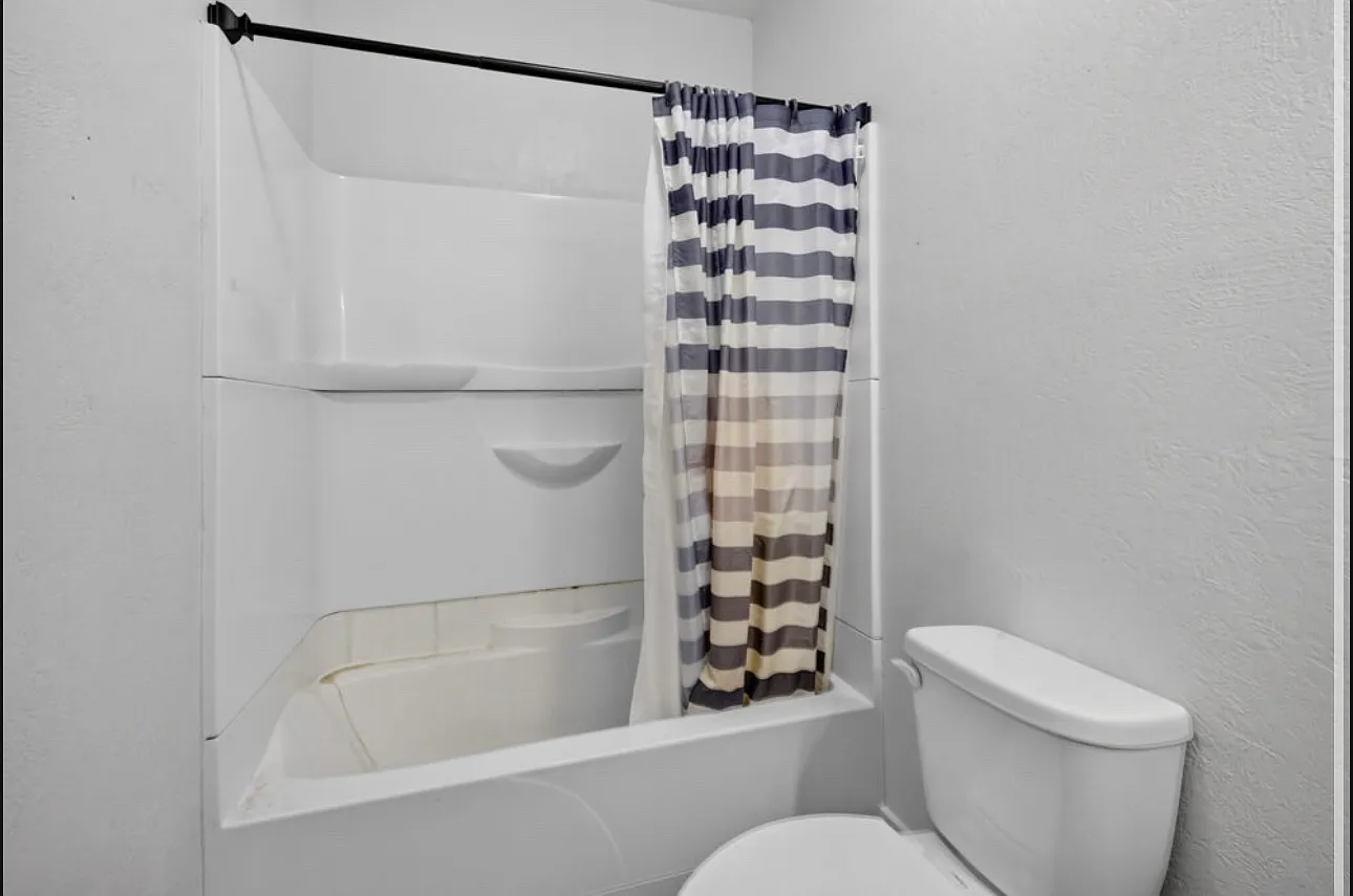 8 bed, 2500 sqft, $475 — Photo 4