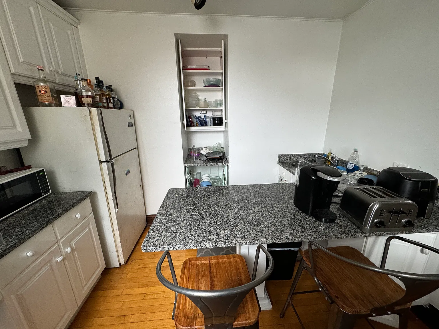 1534 W Roscoe St — Photo 4
