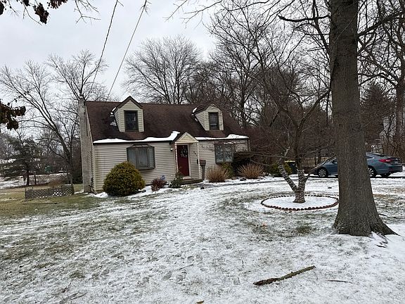 3rd image of 307 Surrey Ln