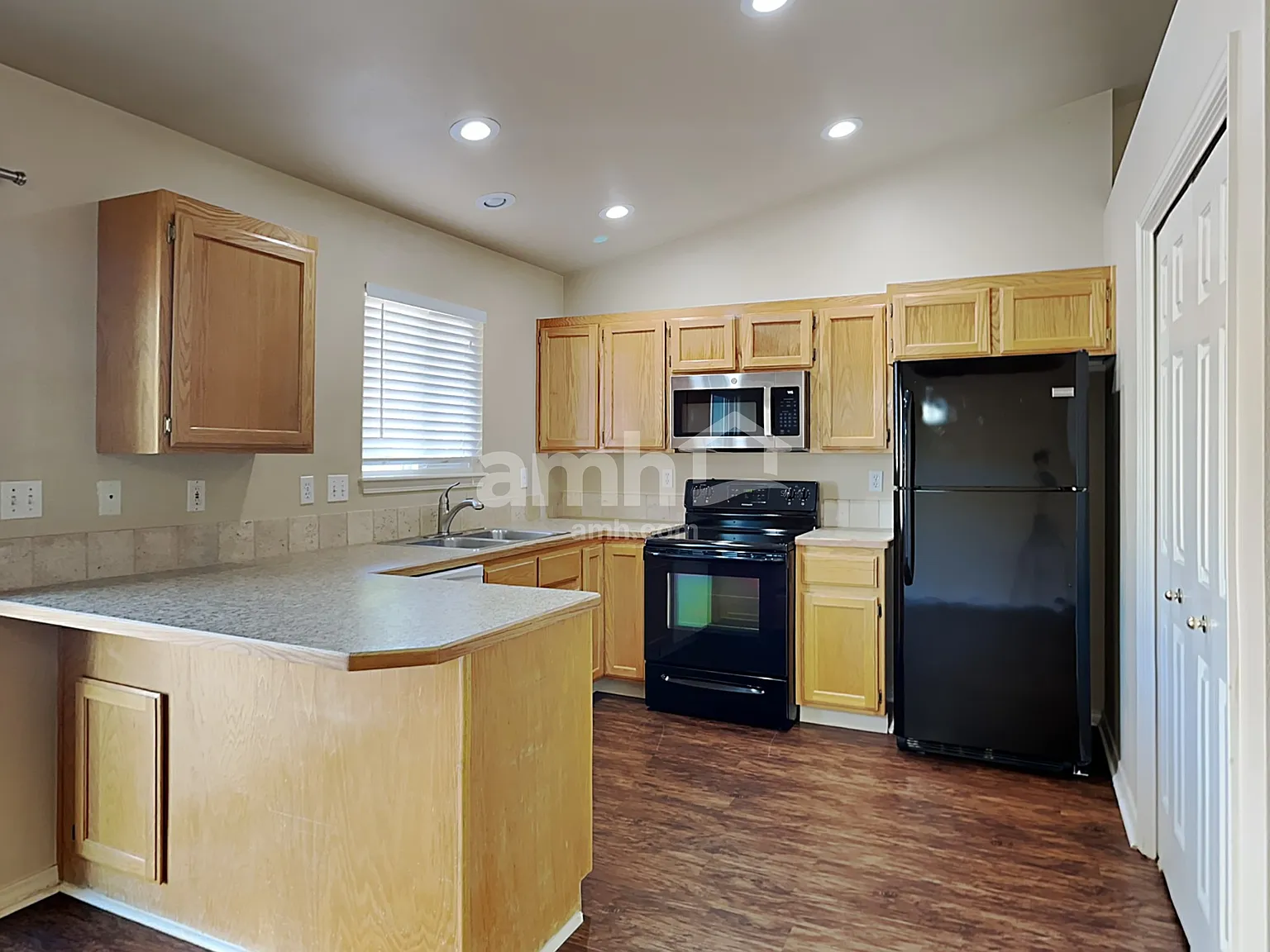 3 bed, 2.0 bath, 1310 sqft, $2,230 — Photo 3