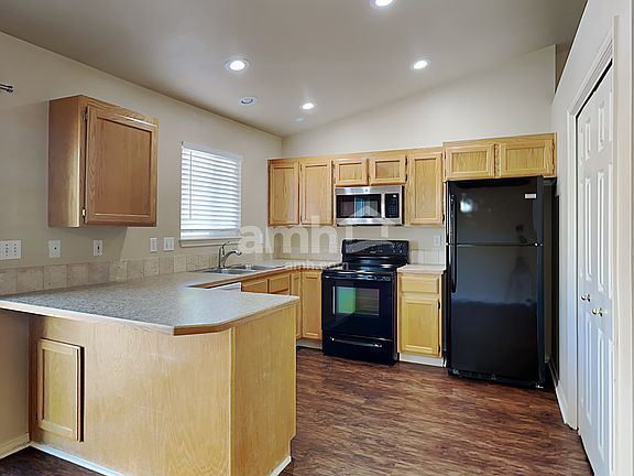 3rd image of 546 E Hawk St