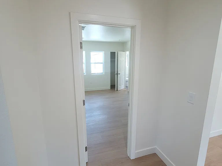 566 W H St — Photo 2