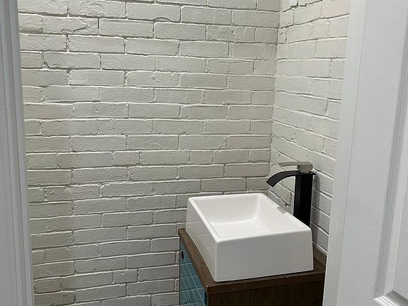 4th image of 330 W School House Ln