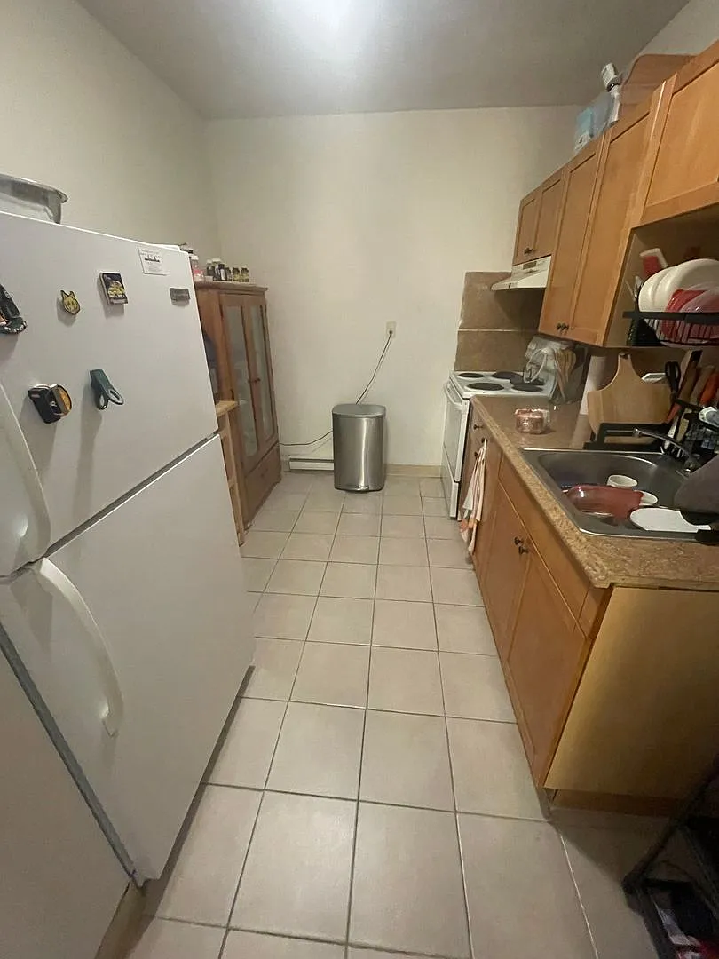 No Brokers Fee, Large Unt, Convenient Location, Heat, Hot Water Included, Laundry on a Site — Photo 4