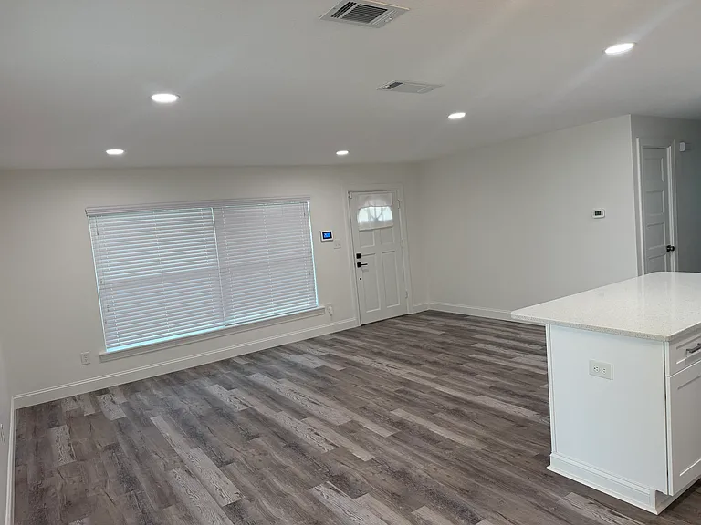 730 Piedmont Dr SE — Photo 3