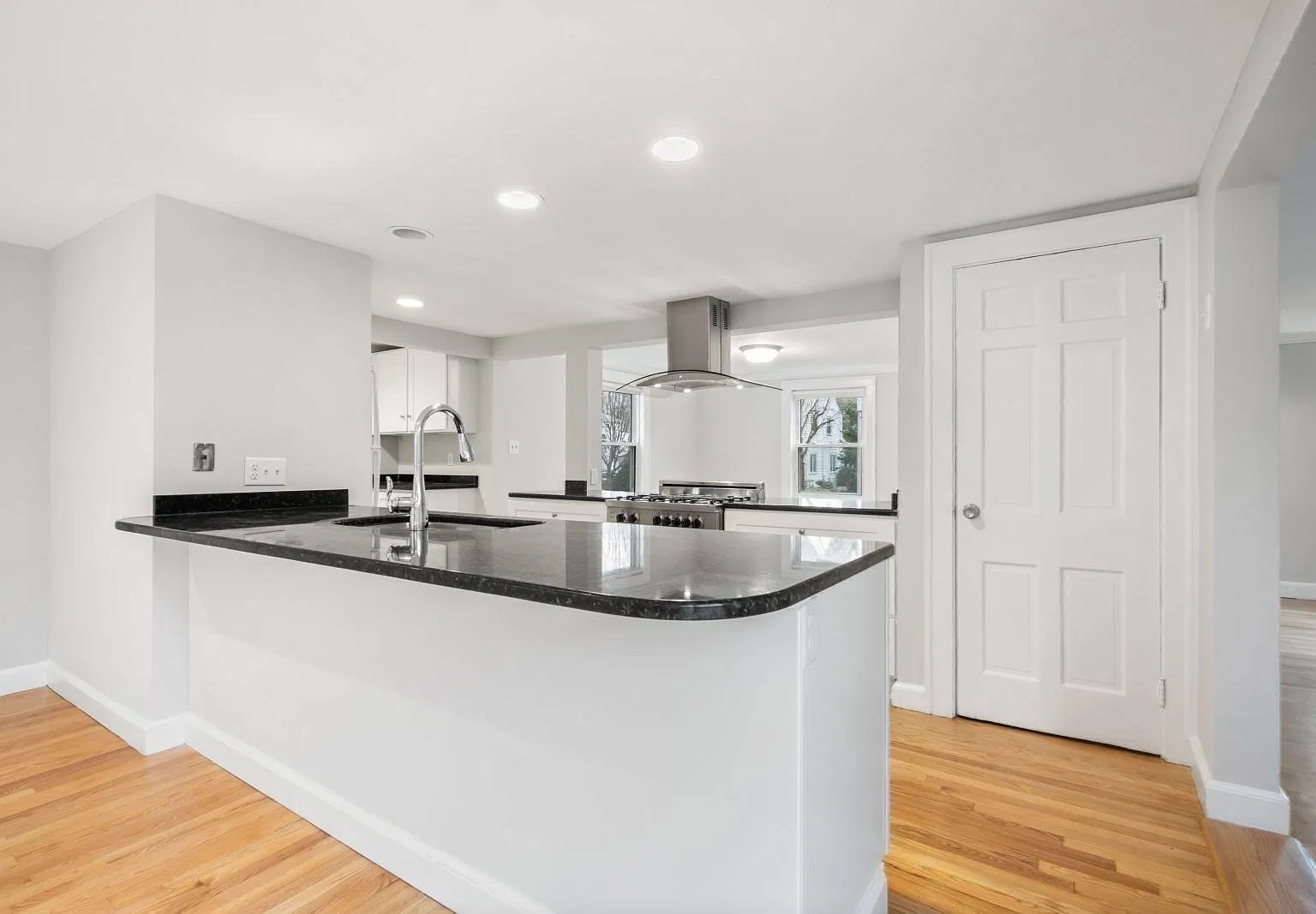 4 bed, 3.0 bath, 1980 sqft, $5,800 — Photo 2