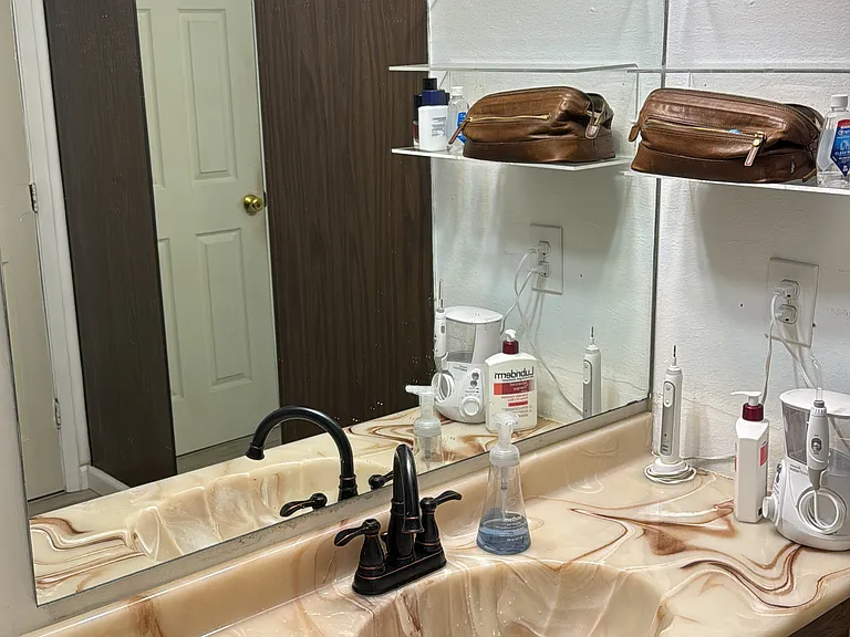 Bathroom sink in the fullbath
