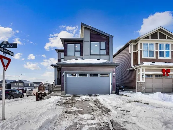 210 E Lucas Close NW, Calgary, AB T3P 1Z4