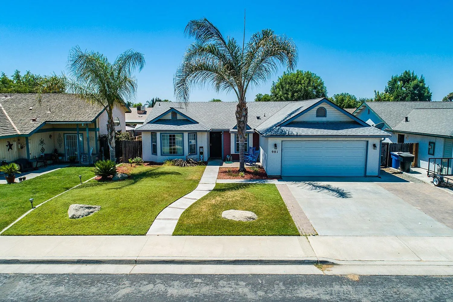 981 Lakewood Dr photo 1