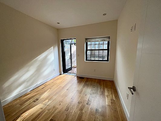 4th image of 744A Willoughby Ave #A