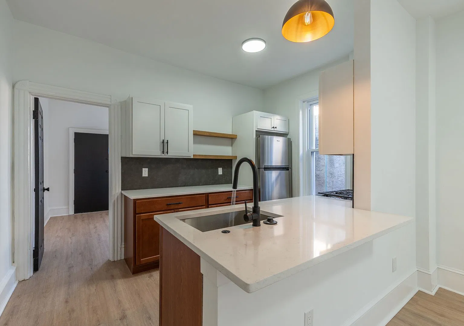 Spacious 3-bedroom top-floor apartment — Photo 2