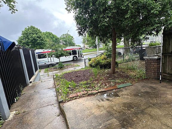 4th image of 351 E Roosevelt Blvd