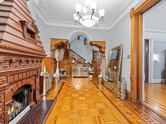5th image of 2331 Albion Pl