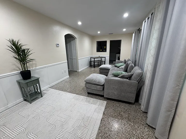 209-215 S Riverside Dr — Photo 3