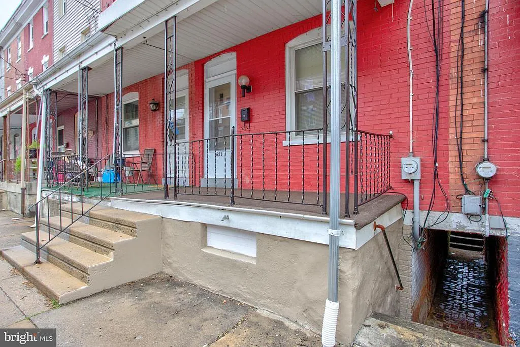 621 E Madison St photo 1
