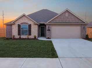 303 N Dinmant Ln, Fayetteville, AR 72704