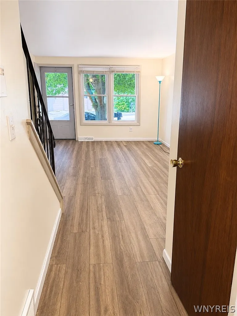 3 bed, 1.5 bath, 1288 sqft, $2,300 — Photo 4
