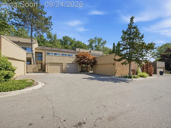 7306 Balsam Ct, West Bloomfield, MI 48322