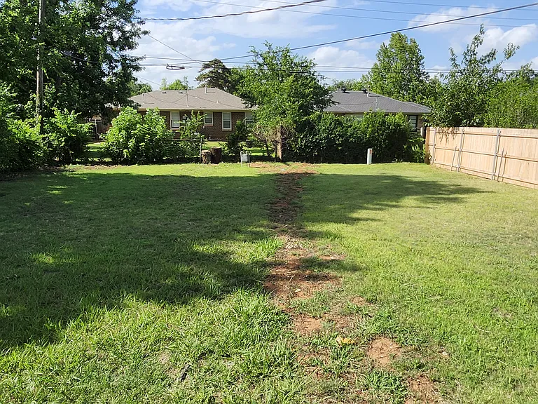 1833 Westchester Dr — Photo 10