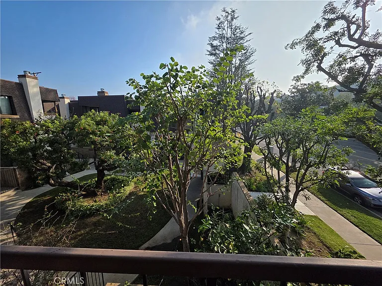 13963 Riverside Dr #13963 — Photo 3