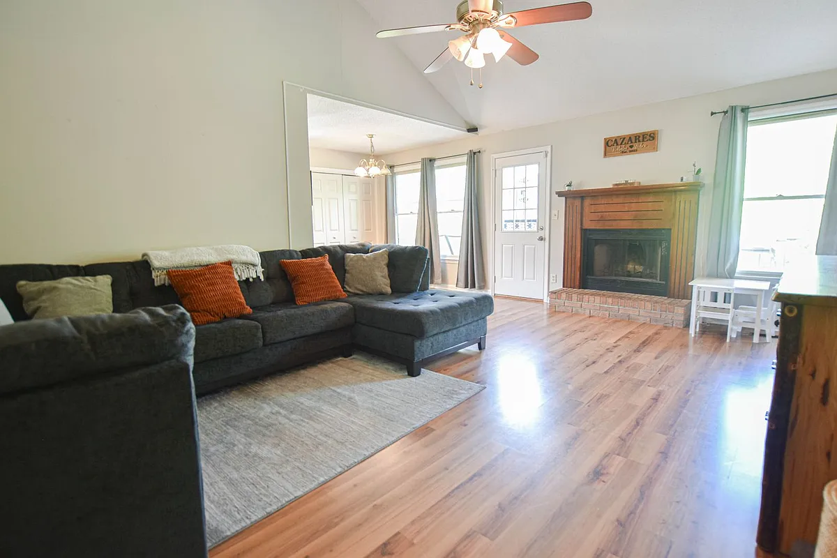 Building Photo - 204 Windmeade Cir