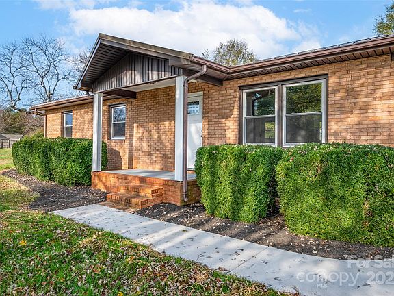 3rd image of 130 Island Park Ln
