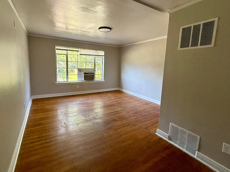 1009 Flint St — Photo 2